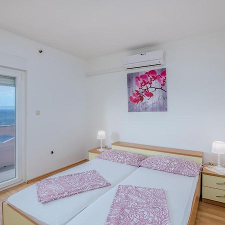 Awesome Apartment In Stara Baska 1 With Kitchen Eksteriør bilde